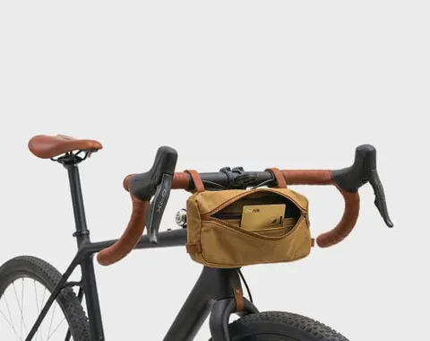 ハンドルに付けた自転車バッグの中のゴールドのOndrelaカード